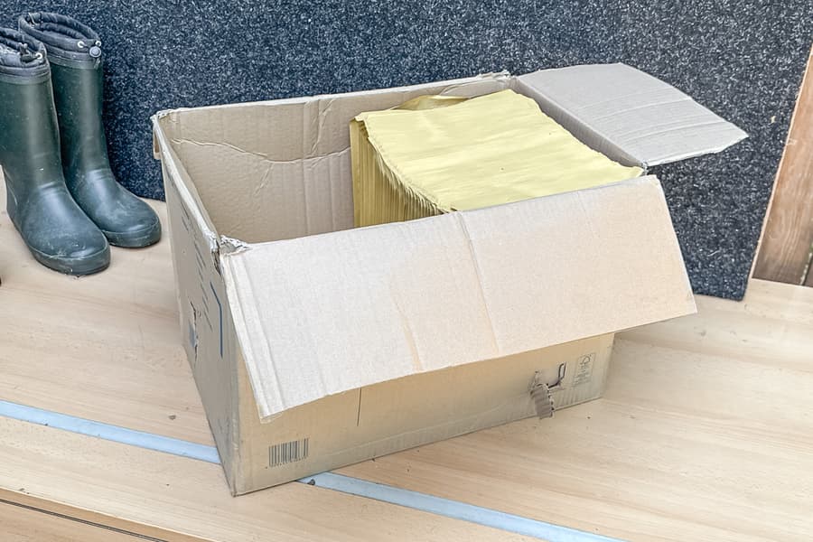 Karton mit Luftpolsterfolienkuvert